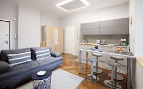 Hidden Gem - Quiet & Modern - Walk Everywhere